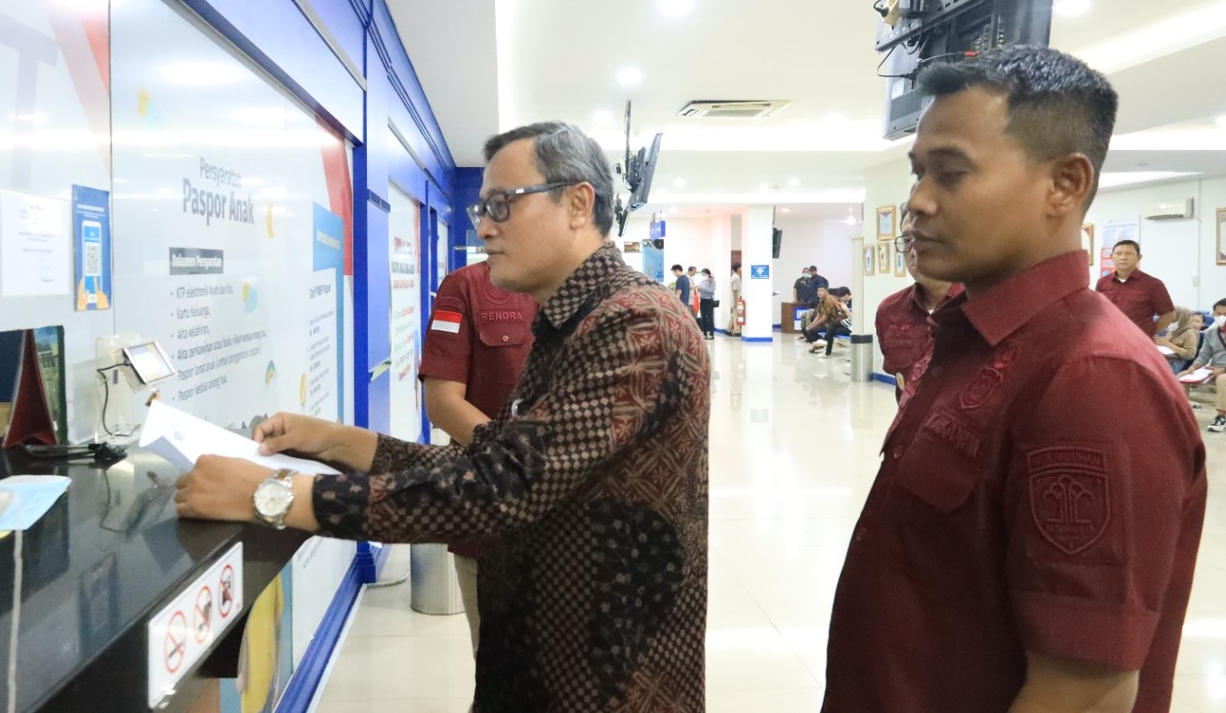  Wali Kota Jakarta Pusat Dhany Sukma (kiri) bersama Kepala Kantor Imigrasi Jakpus Wahyu Hidayat meluncurkan paspor polikarbonat.