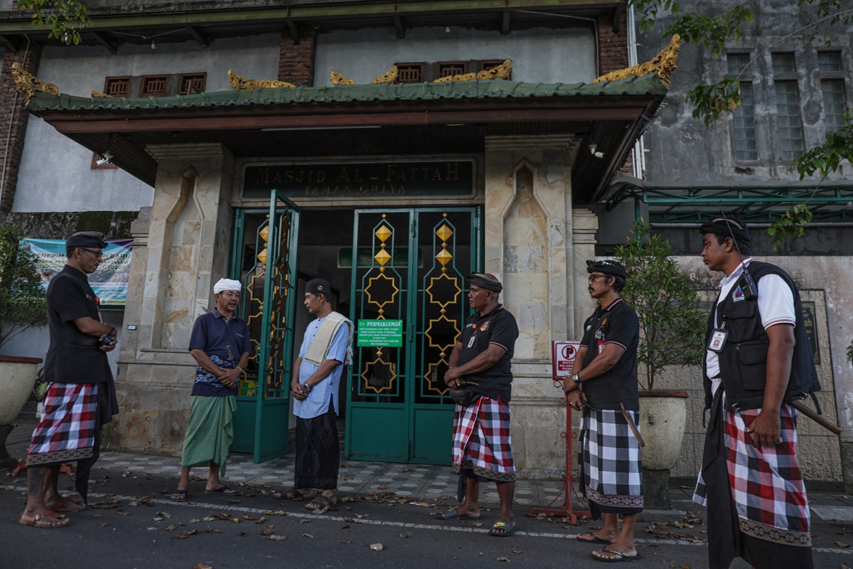 Selama perayaan Hari Suci Nyepi di Bali, umat Hindu dan Muslim membangun dialog antaragama yang menunjukkan toleransi dan penghormatan. 