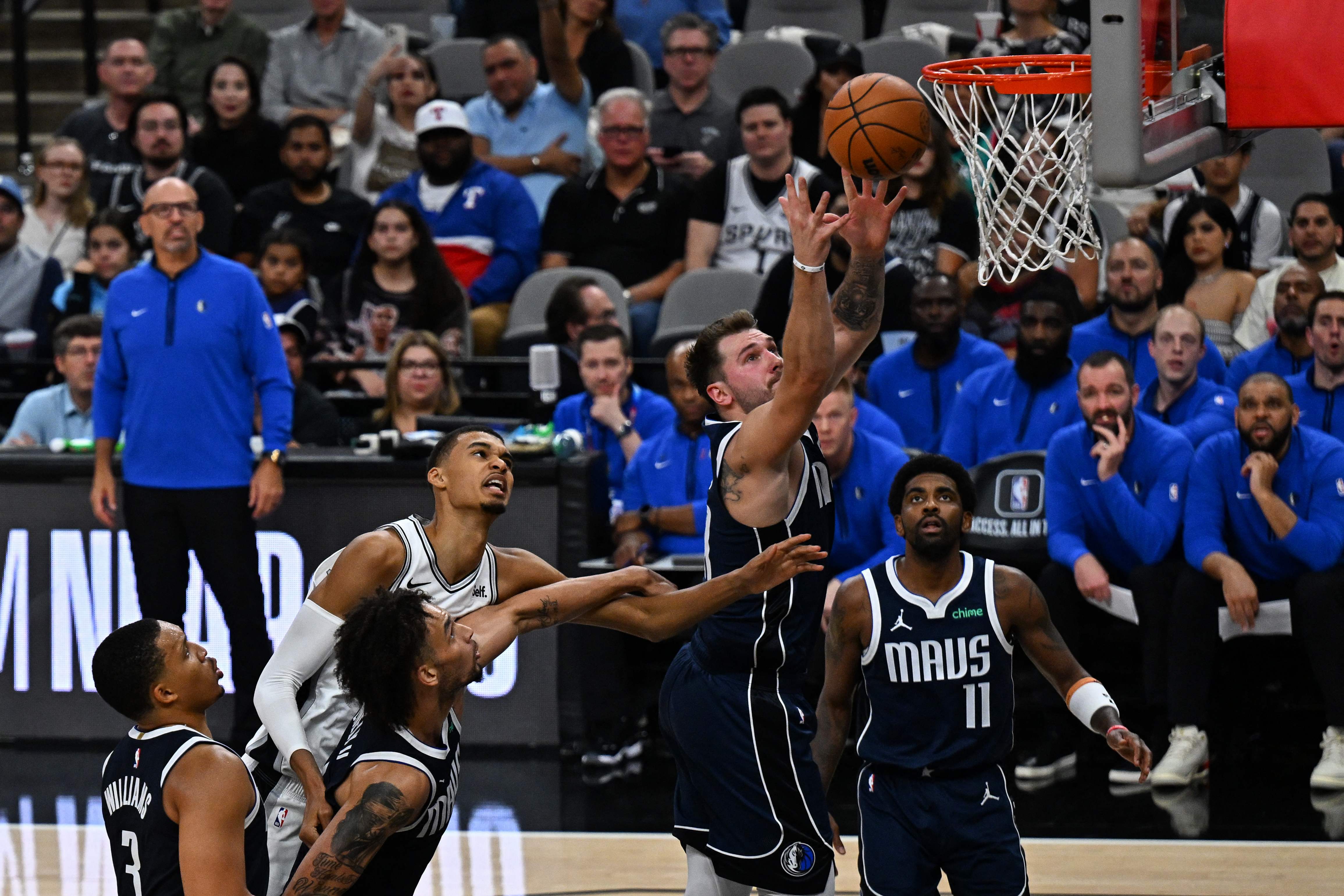 Point guard Dallas Mavericks Luca Doncic berupaya memasukkan bola