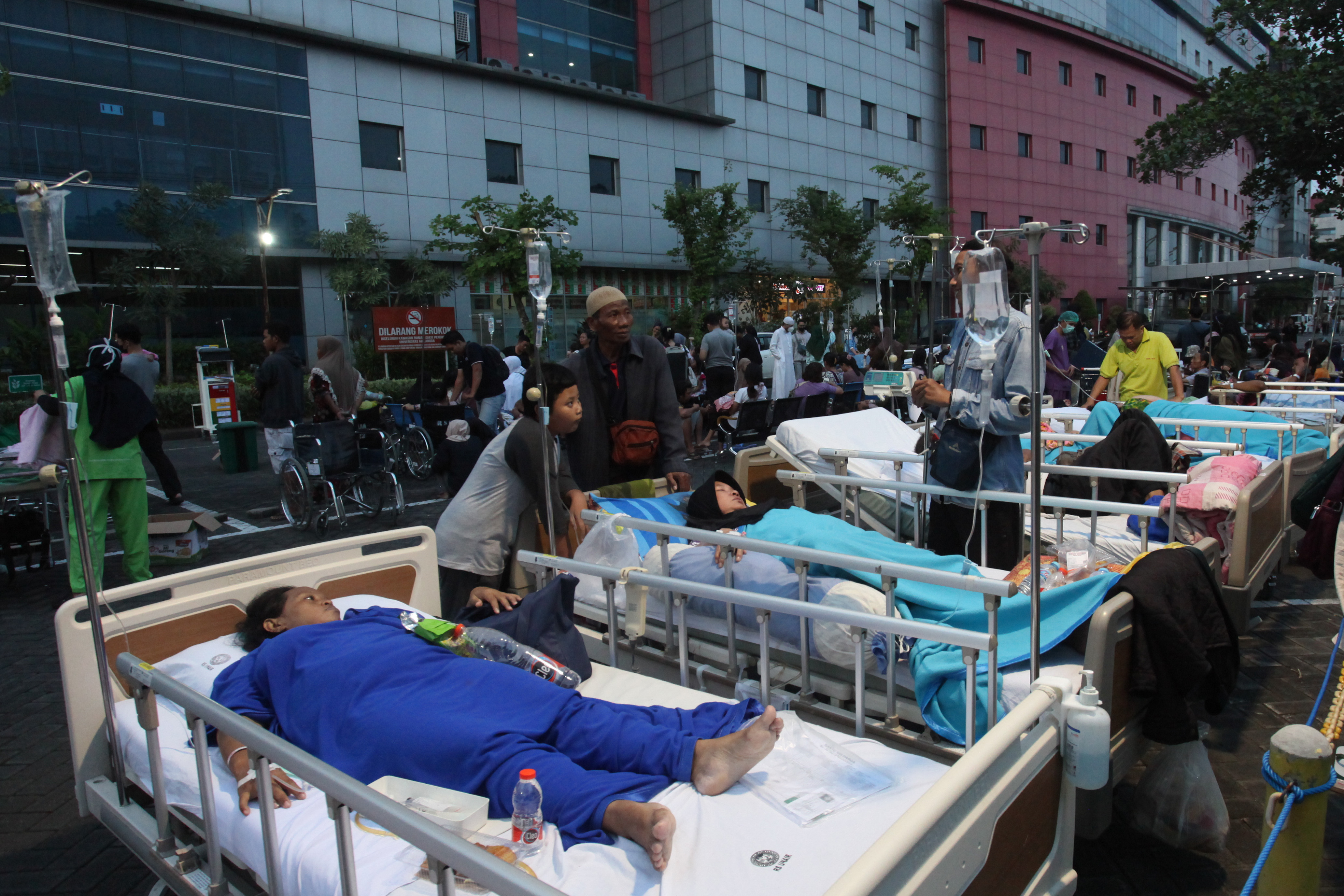  EVAKUASI PASIEN: Pihak RS Airlangga mengevakuasi pasien setelah gempa  susulan yang berpusat 130 km timur laut Tuban berdampak di Surabaya