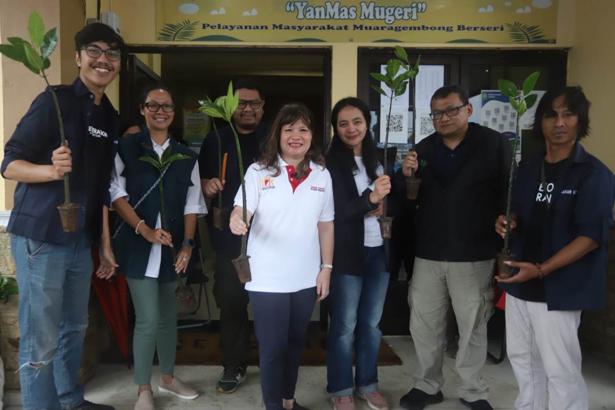 Wakil Ketua Umum Koordinator Bidang Kemaritiman, Investasi, dan Luar Negeri Kadin Shinta Widjaja Kamdani (tengah) di Ecoranger Muara Gembong