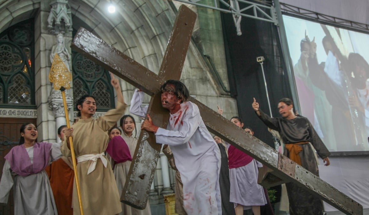 Umat Katolik menggelar dramaturgi Jalan Salib pada peringatan Jumat Agung di Gereja Katedral, Jakarta. 