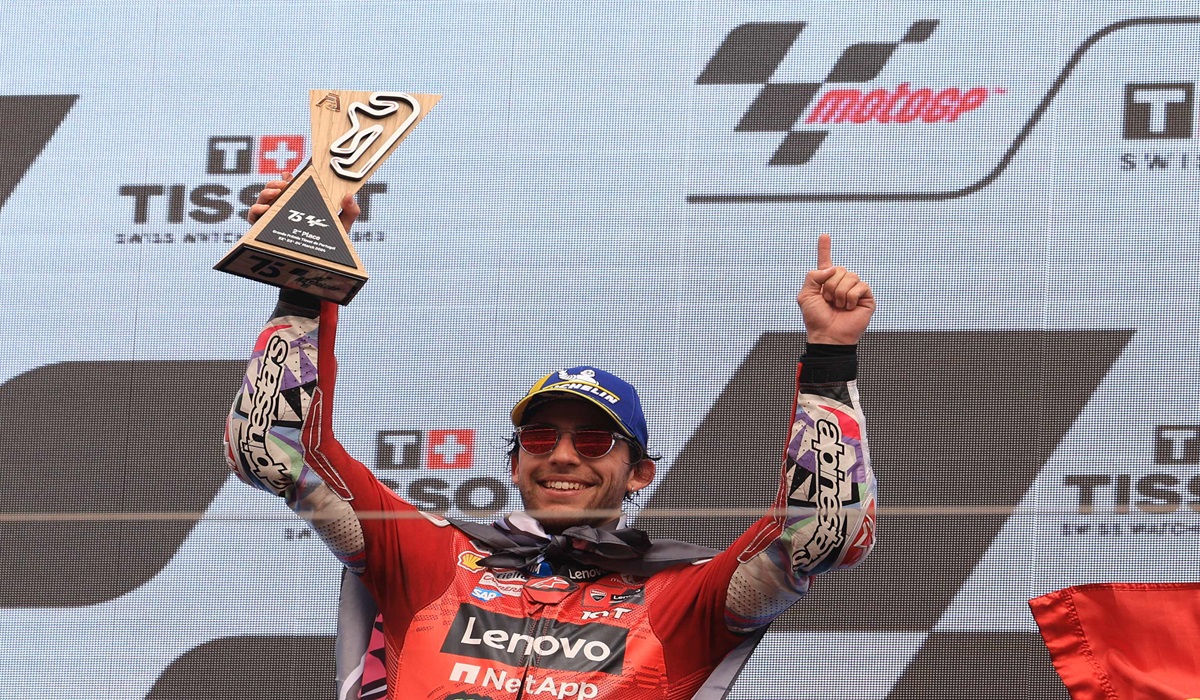Pembalap Ducati Lenovo Enea Bastianini melakukan selebrasi usai naik podium di GP Portugal.