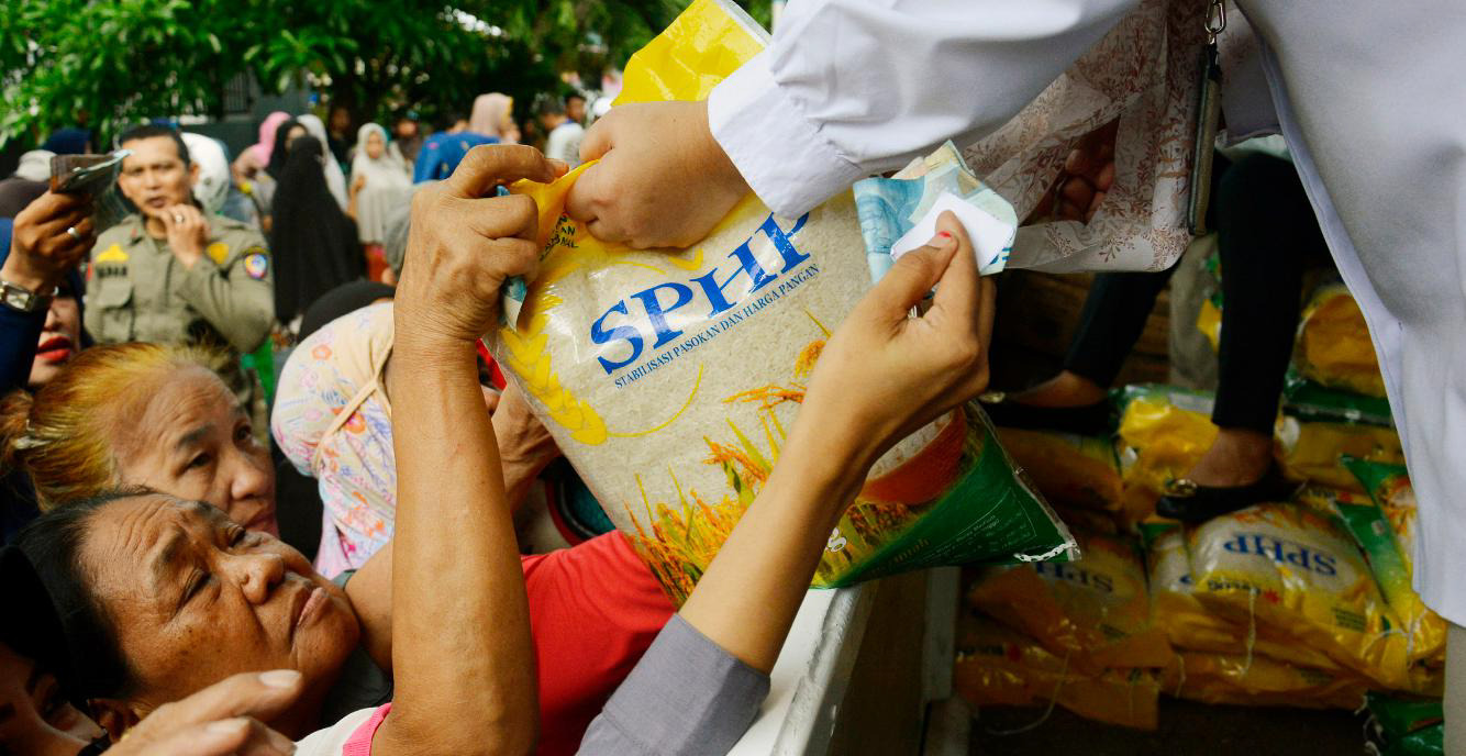 Warga mengantre untuk membeli beras murah di Makassar, Sulawesi Selatan, kemarin.