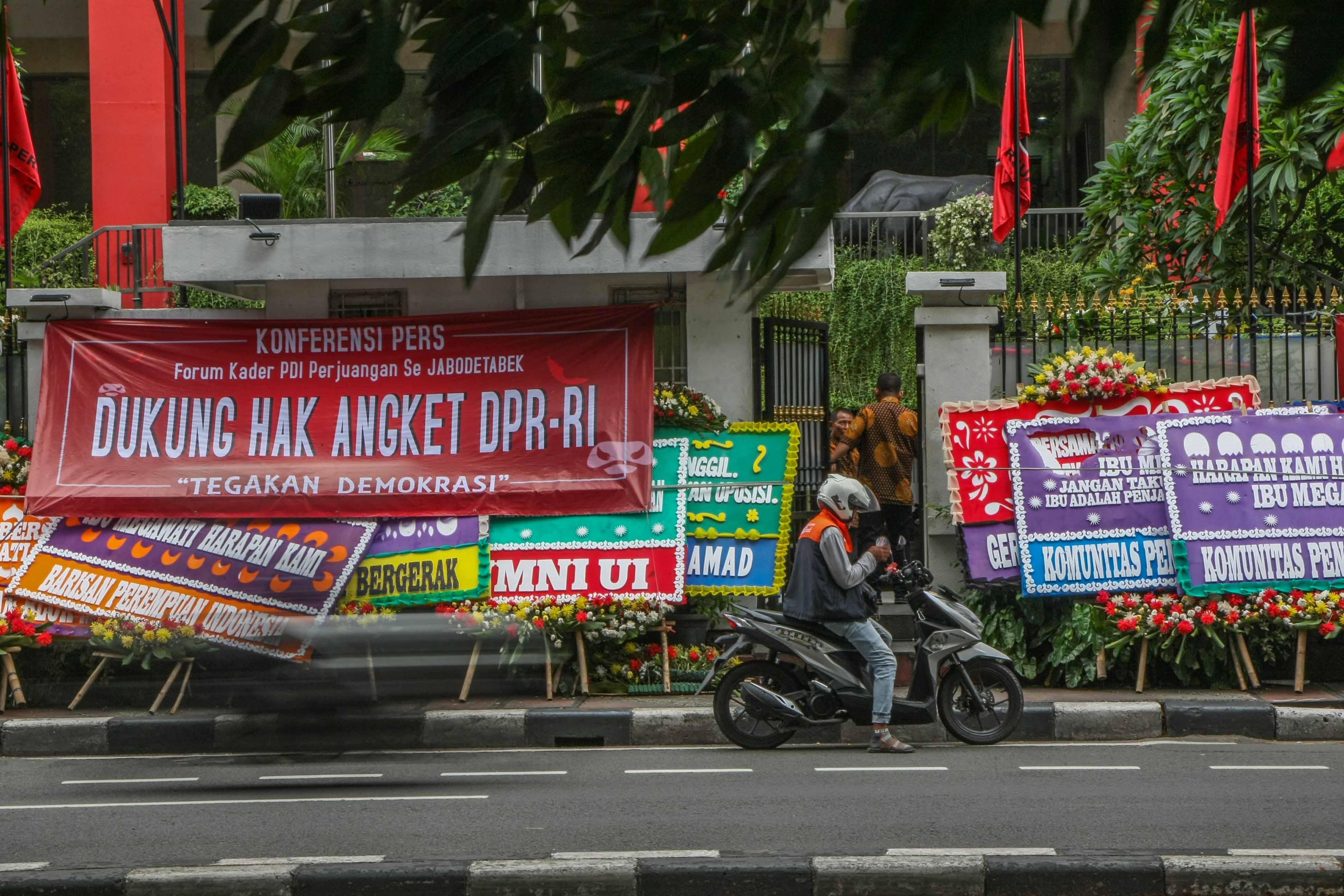  Puluhan karangan bunga dari sejumlah tokoh Masyarakat, komunitas dan simpatisan PDIP berjajar di depan kantor DPP PDI-P, Menteng