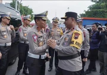  Kakorlantas Polri Irjen Aan Suhanan (kiri) menghadiri Apel Gelar Pasukan Operasi Keselamatan Lalu Lintas Candi .