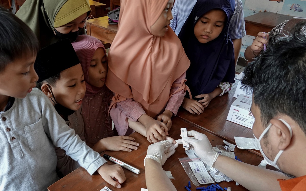  Petugas Dinkes Kabupaten Banyumas melakukan skrining penyakit Frambusia kepada sejumlah siswa SD