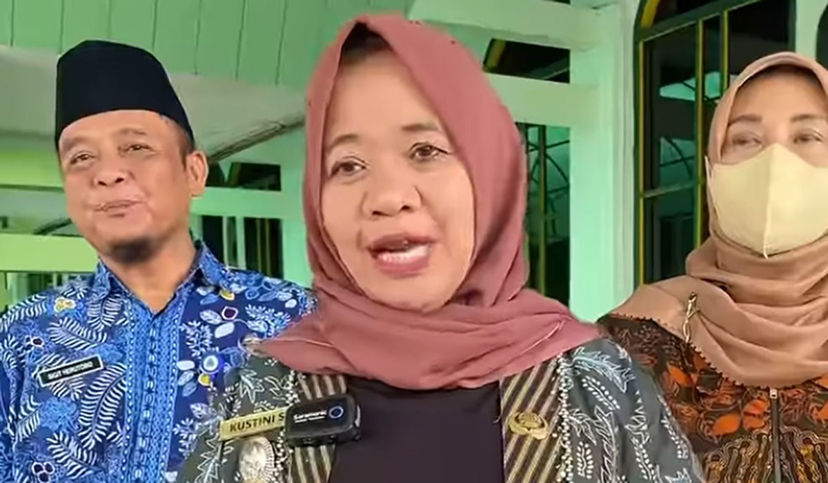 Bupati Sleman Kustini Sri Purnomo (tengah).