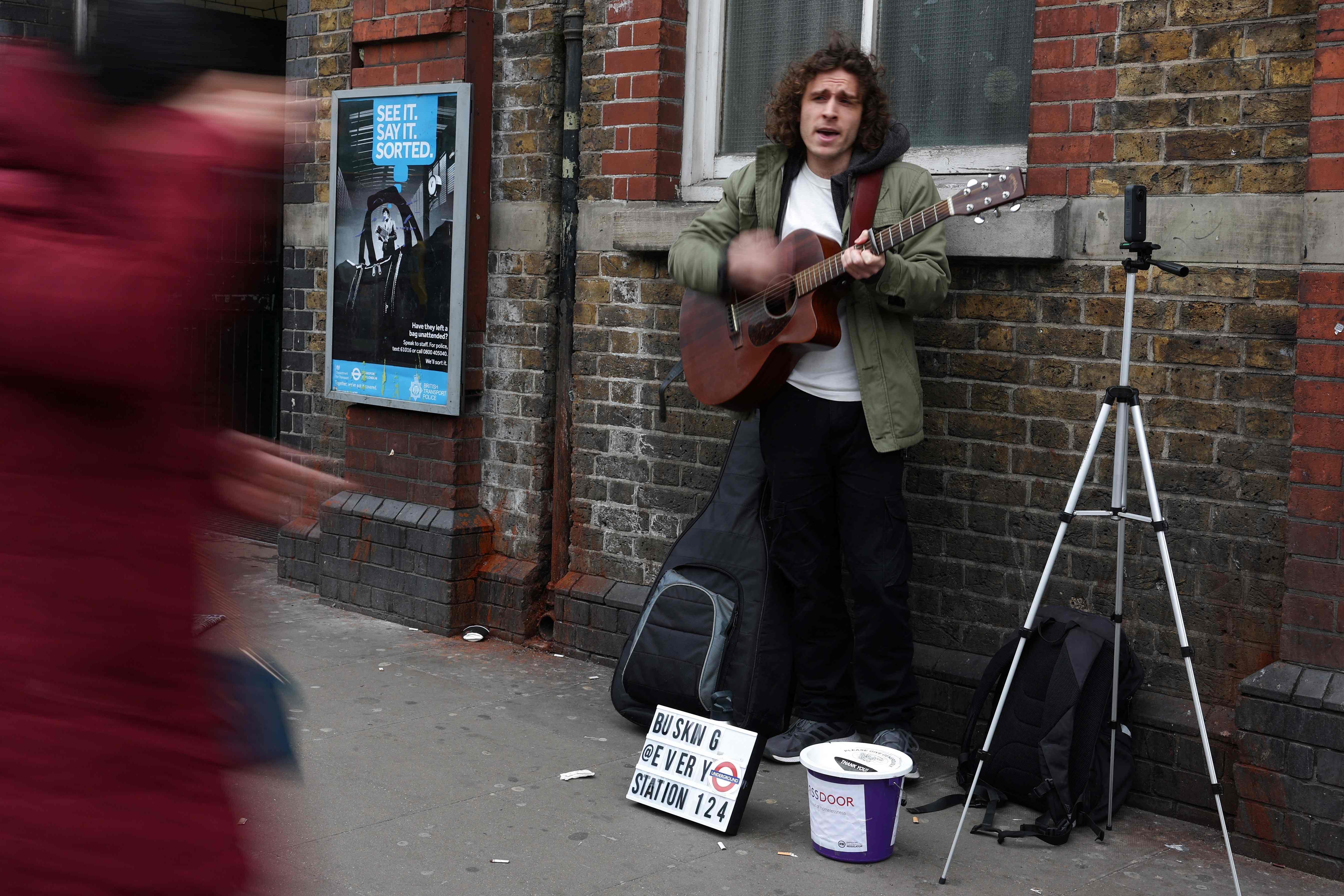  Dan Tredget ketika ngamen di metro station, London