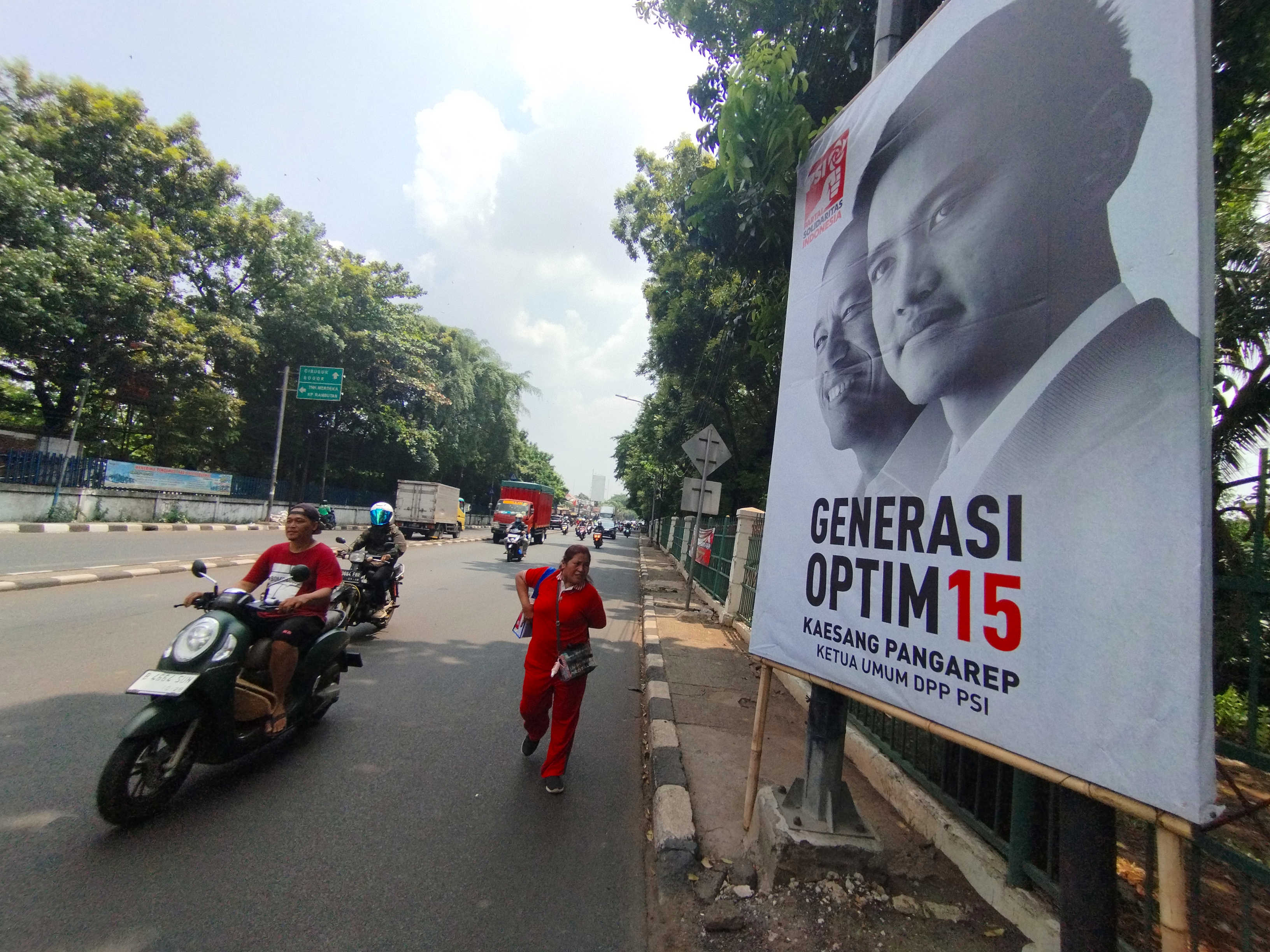 Baliho bergambar Kaesang Pangarep terpasang Di jalan Raya Bogor