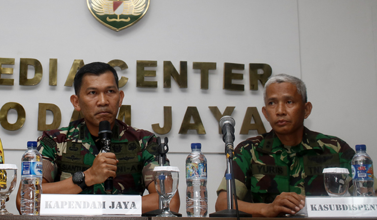 Kadispenad Brigjen TNI Kristomei Sianturi (kiri)