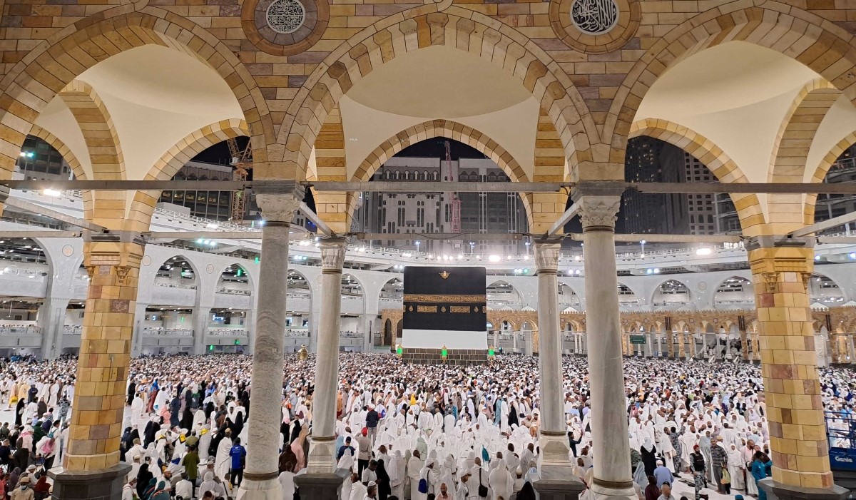 Ilustrasi: Umat Islam melakukkan tawaf mengelilingi ka’bah di Masjidil Haram, 