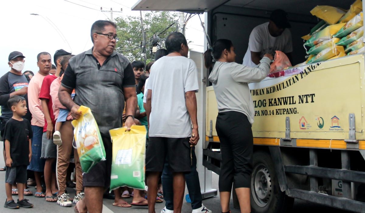 Warga membeli beras saat berlangsung Gerakan Pangan Murah pada kegiatan Hari Bebas Kendaraan Bermotor atau Car Free Day di Kota Kupang, NTT.