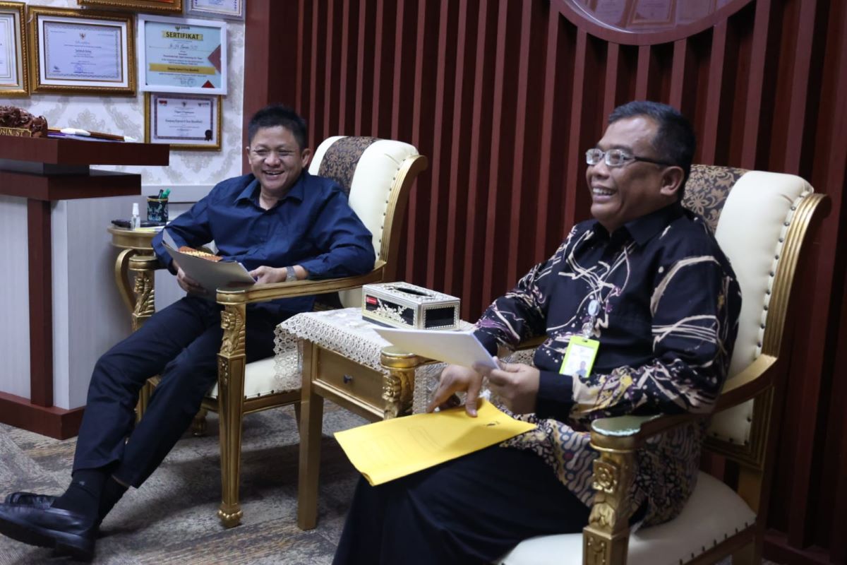 Bupati OKU Timur Lanosin dan Kepala BPS OKU Timur Budiriyanto