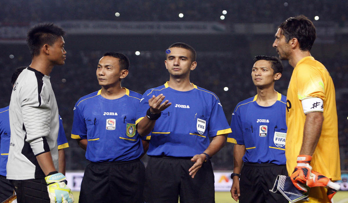 Mantan Kiper Timnas Kurnia Meiga jualan emping di TikTok