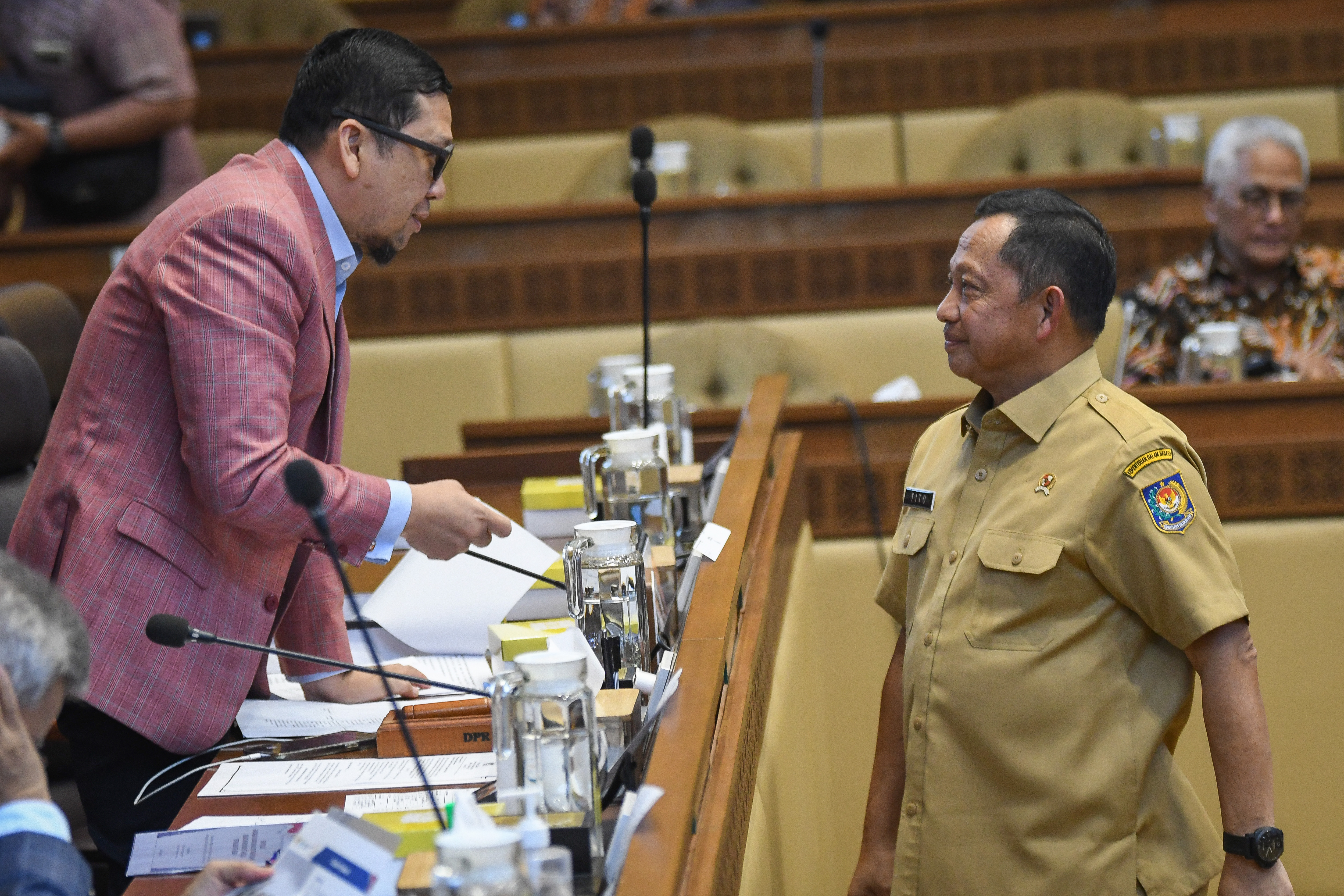 Menteri Dalam Negeri (Mendagri) Tito Karnavian (kanan) berbicara dengan Ketua Komisi II DPR RI Ahmad Doli Kurnia (kiri) 