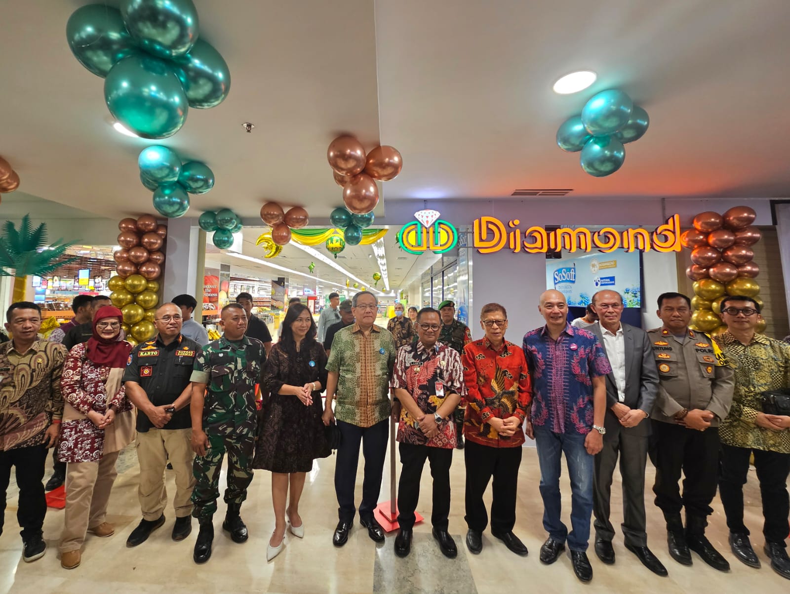 Pembukaan Diamond Supermarket terbesar di Bekasi, Jawa Barat. Supermarket itu secara resmi dibuka dan beroperasi mulai Jumat (8/3).