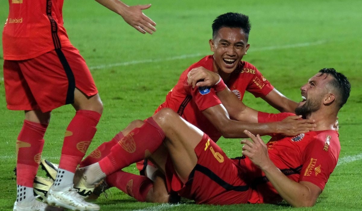 Pesepak bola Persija Jakarta Marko Simic (kanan) berselebrasi bersama Rayhan Hannan (tengah) usai mencetak gol ke gawang Dewa United