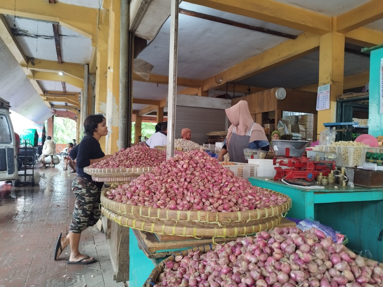 Pedagang menjajakan bawang merah di pasar