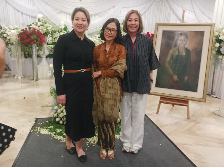 Ketiga anak mendiang Lanny Gumulya, Junitha Kartadinata (kiri), Melanie Kartadinata (tengah), dan Margareth Kartadinata (kanan)