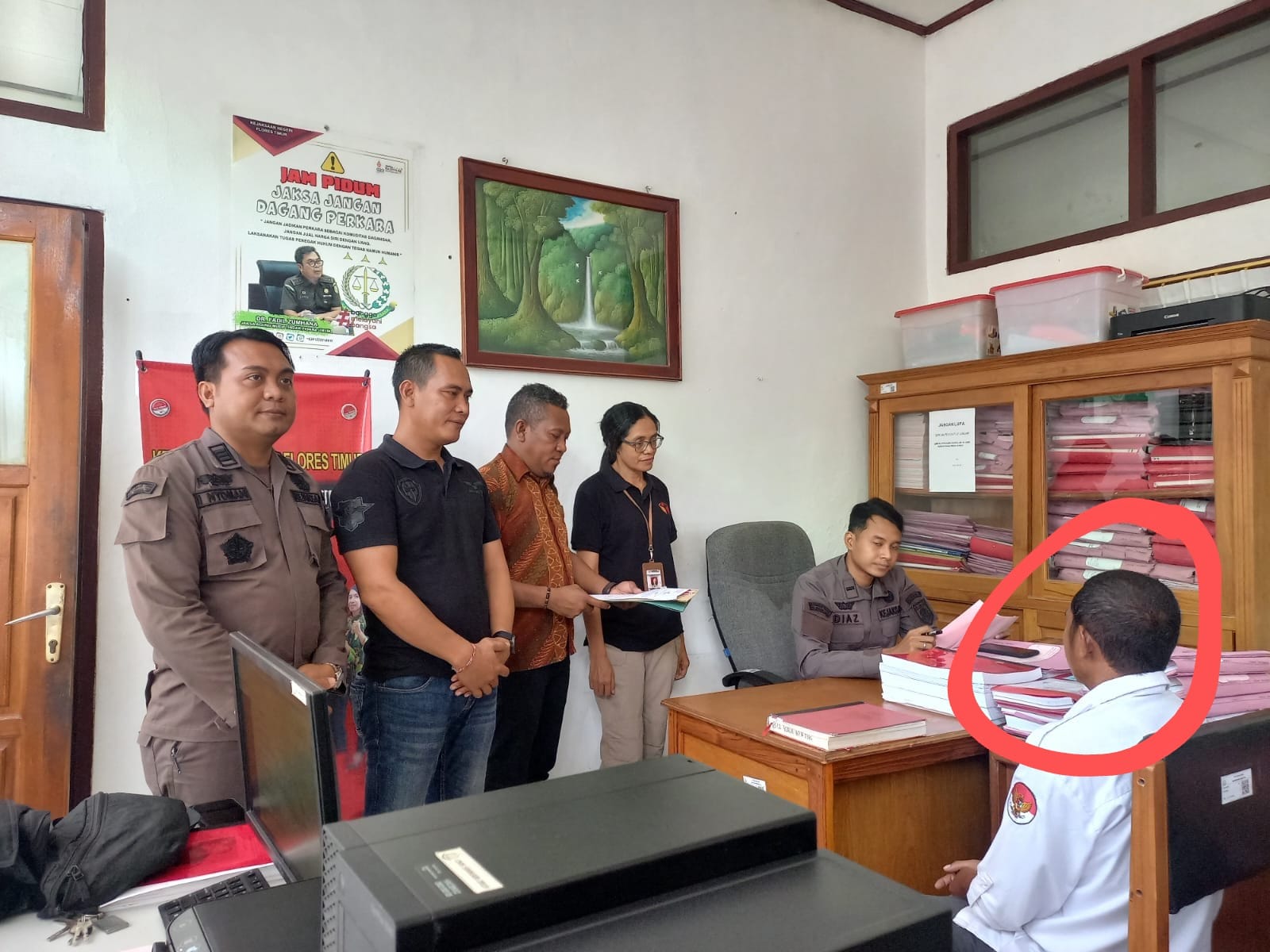 Kades di Desa Kabupaten Flores Timur terpaksa berurusan dengan Bawaslu dan Gakkumdu karena kedapatan tidak netral