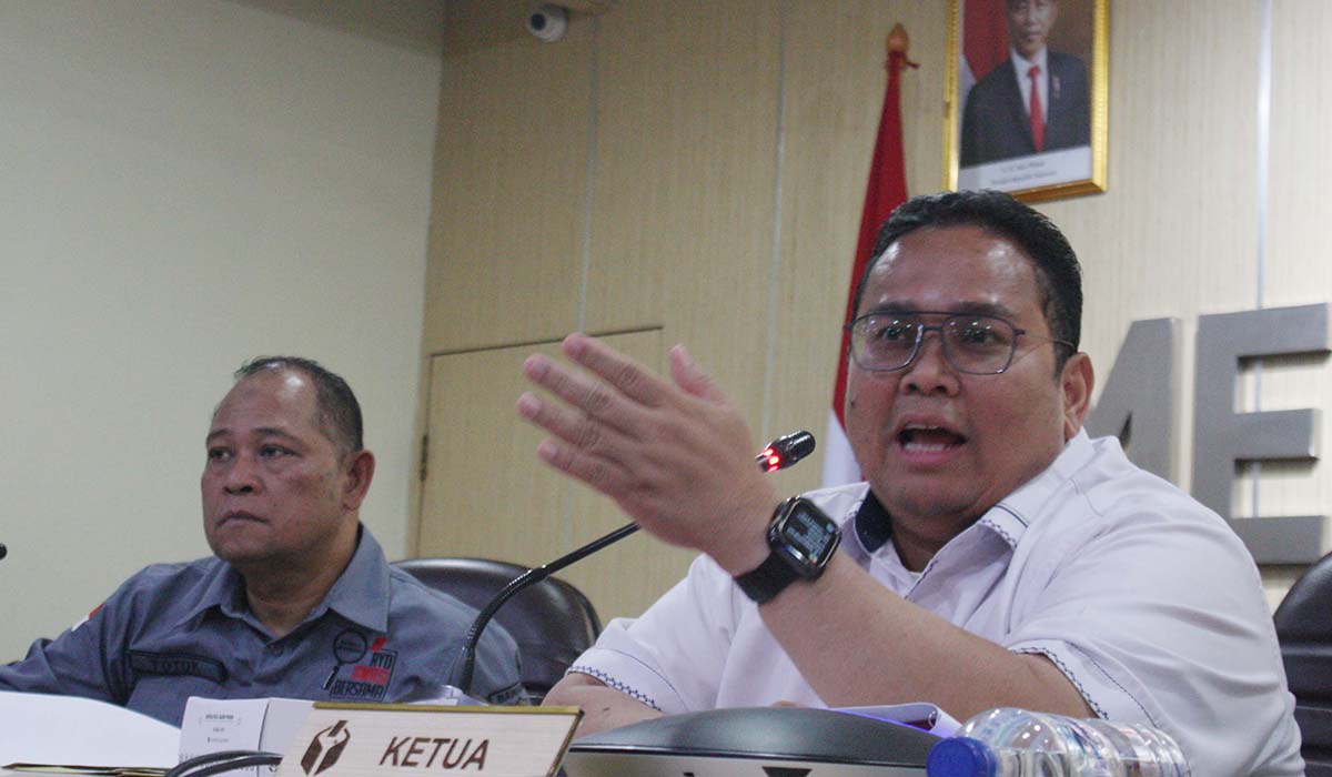 Ketua Badan Pengawas Pemilu (Bawaslu) Rahmat Bagja tengah memberi keterangan kepada wartawan di Gedung Bawaslu, Jakarta.