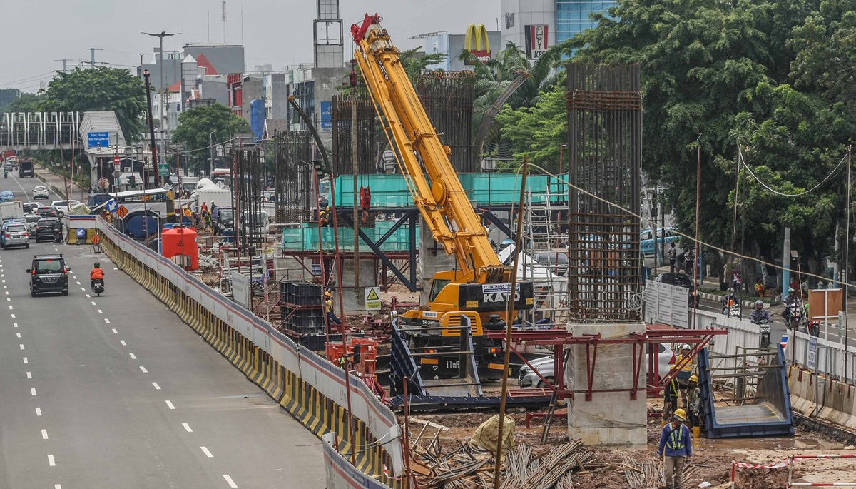 Pj Gubernur DKI Jakarta, Heru Budi Hartono mengungkapkan cuaca cerah bisa mempercepat pembungan LRT Fase 1B. 