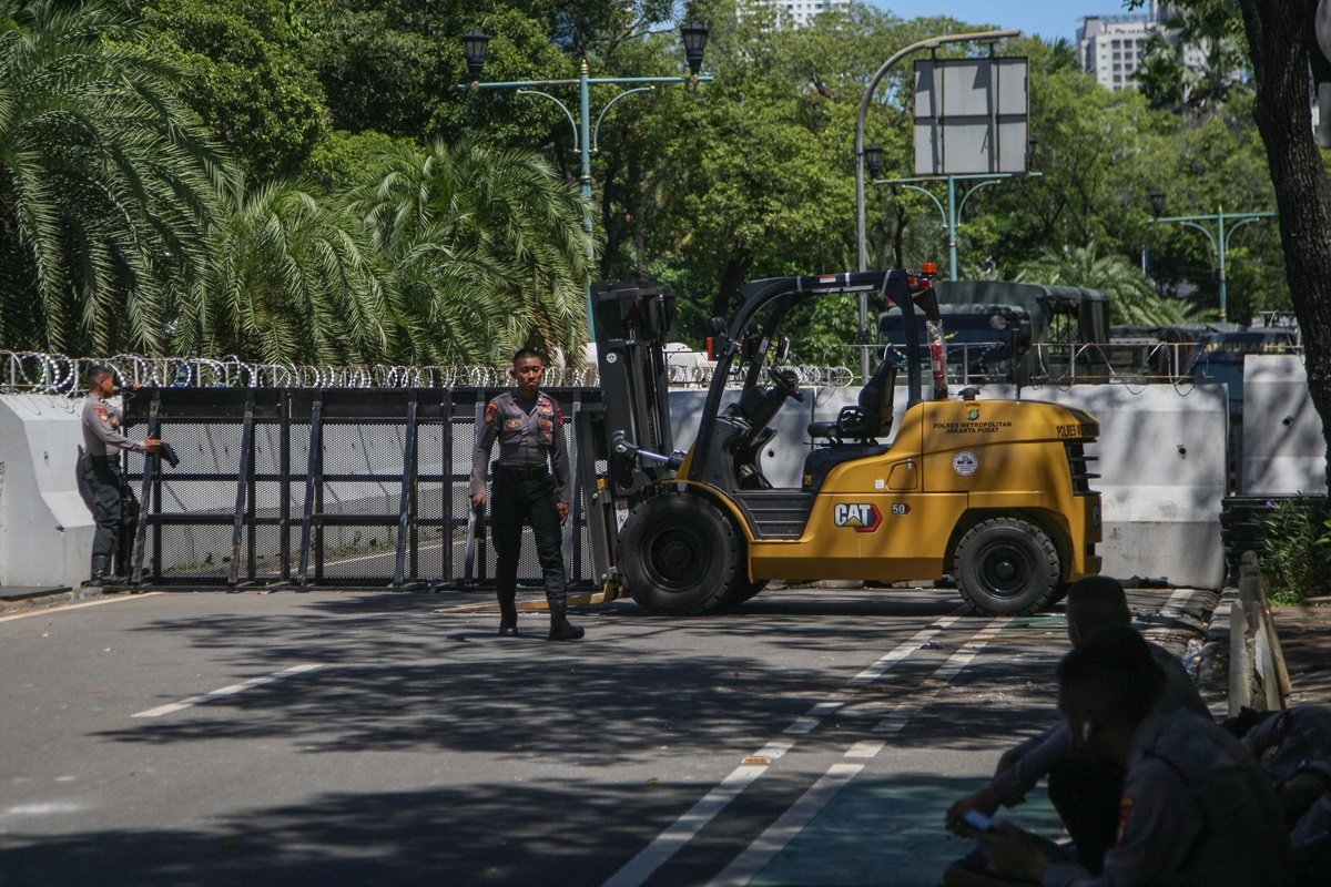 Personel gabungan berjaga di sekitar gedung KPU di Jalan Imam Bonjol