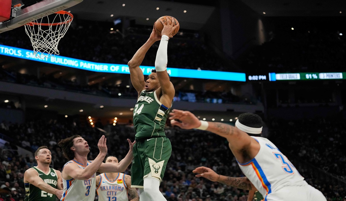Bintang Milwaukee Bucks Giannis Antetokounmpo melakukan rebound di laga NBA melawan Oklahoma City Thunder.