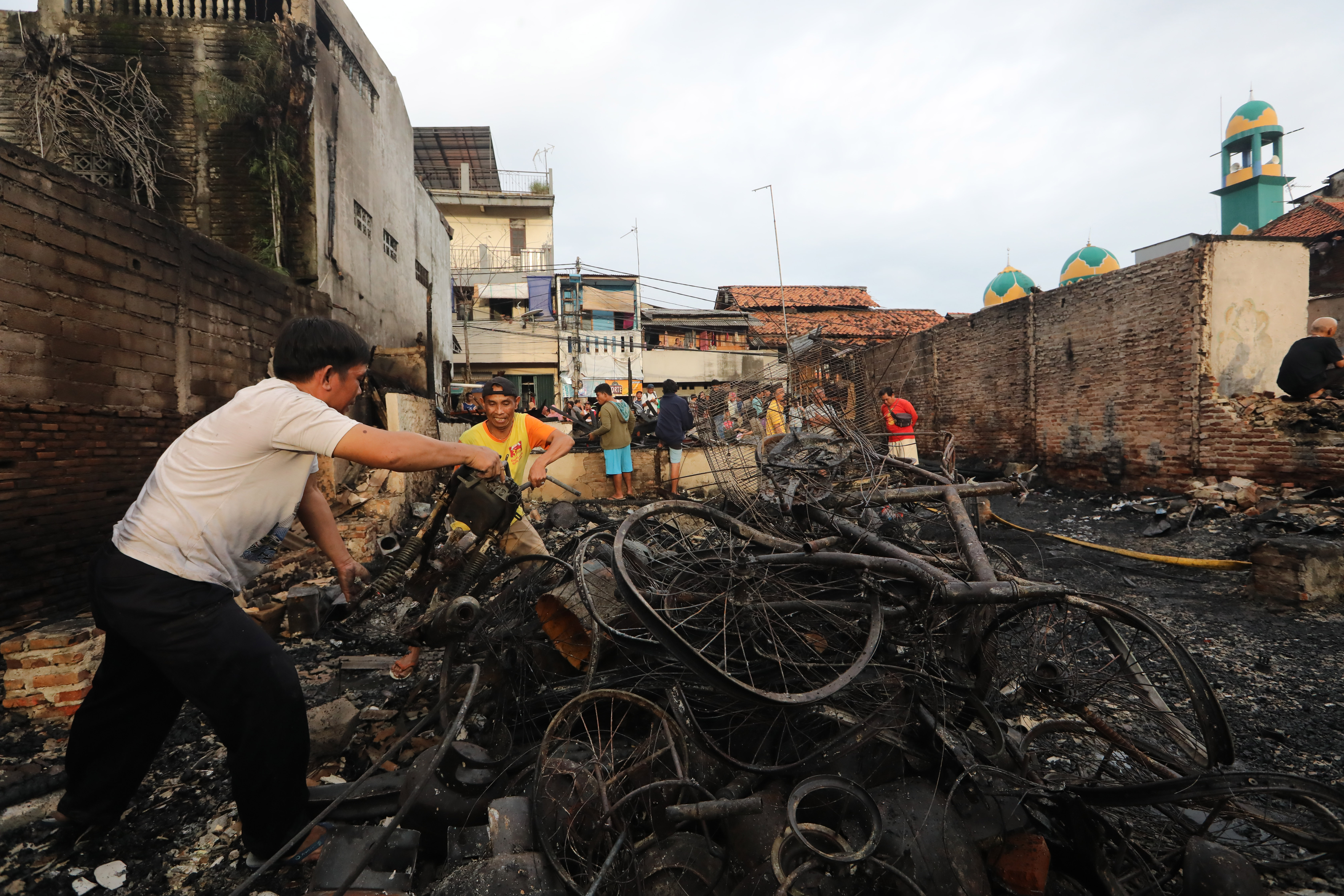 Sebanyak 95 rumah di Jalan Kota Bambu Raya, Palmerah, Jakarta Barat, mengalami kebakaran pada Minggu (17/3) sekitar pukul 02.35 WIB. 
