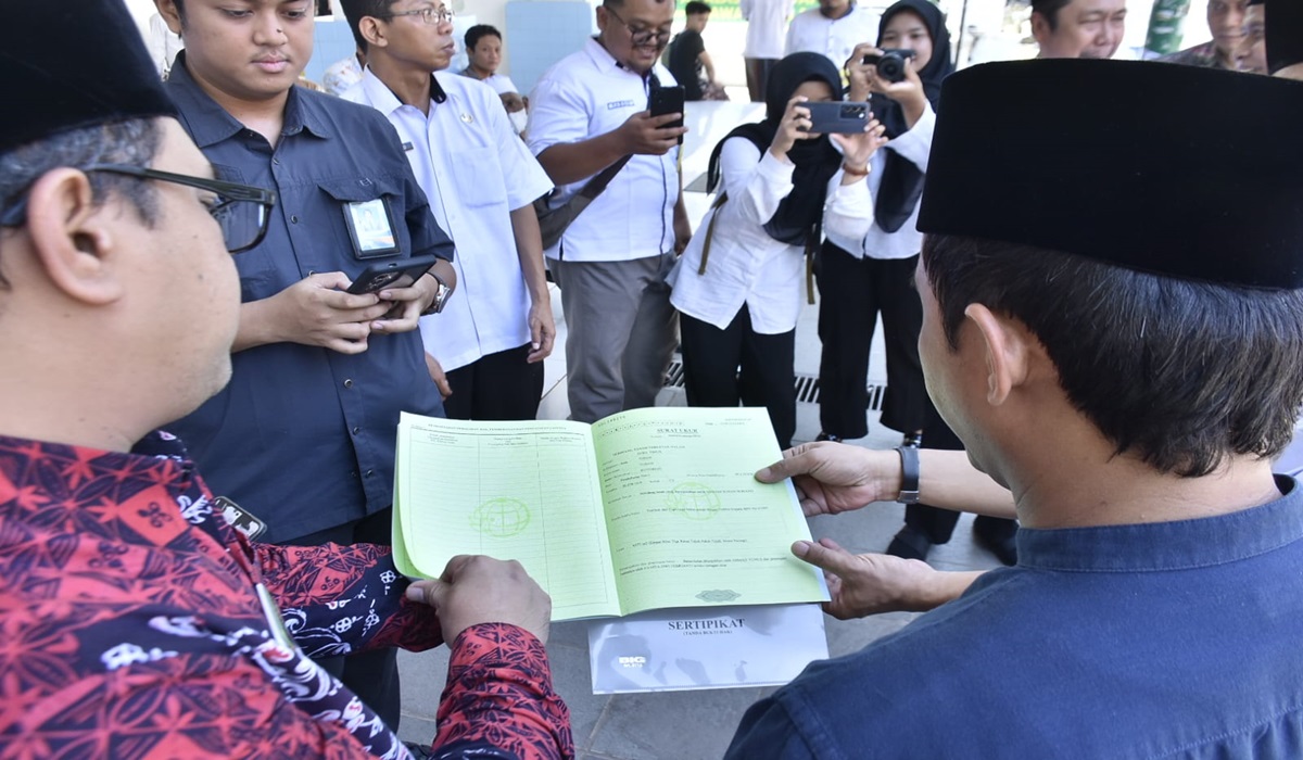 Penyerahan sertipikat makam Sunan Bonang di Tuban