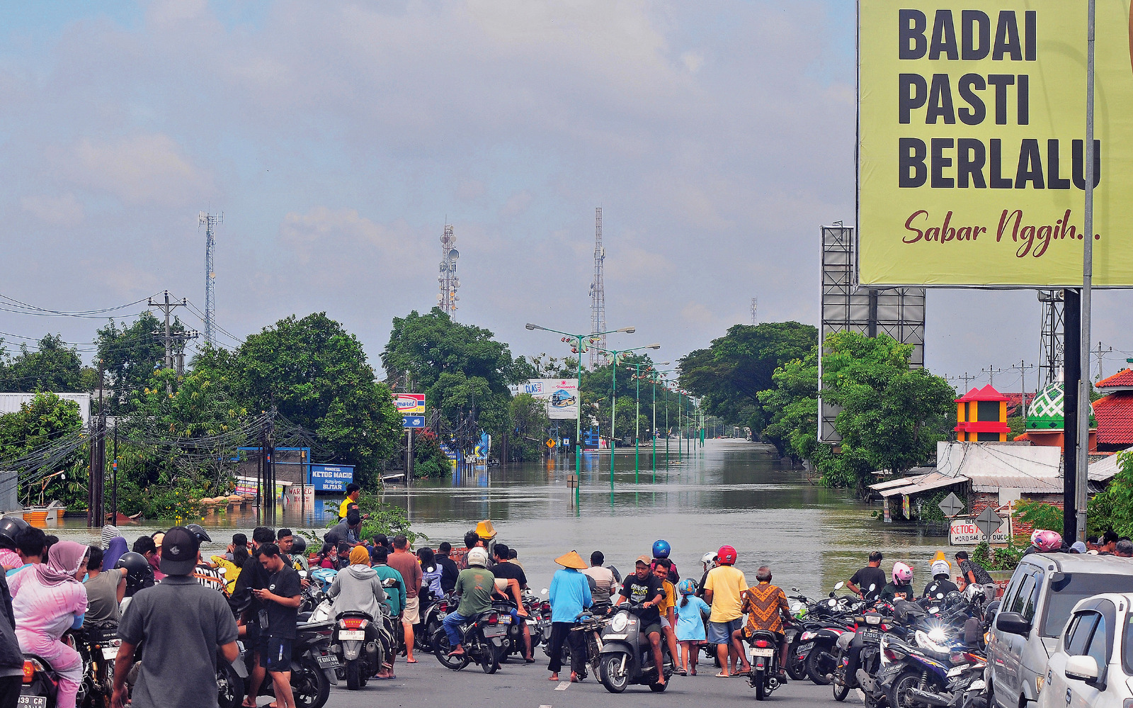 Warga melihat ruas jalan pantura yang terendam banjir di Karanganyar, Demak, Jawa Tengah, kemarin. 