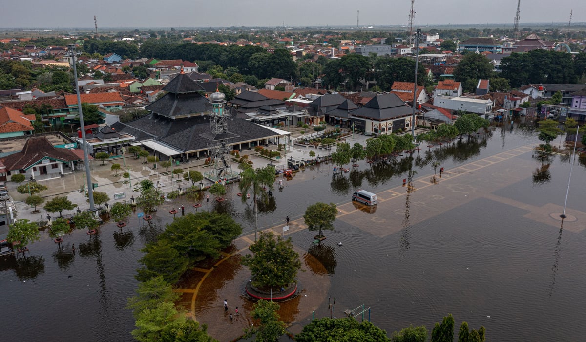 Foto udara kondisi banjir yang merendam kawasan Alun-alun Demak, Jawa Tengah.