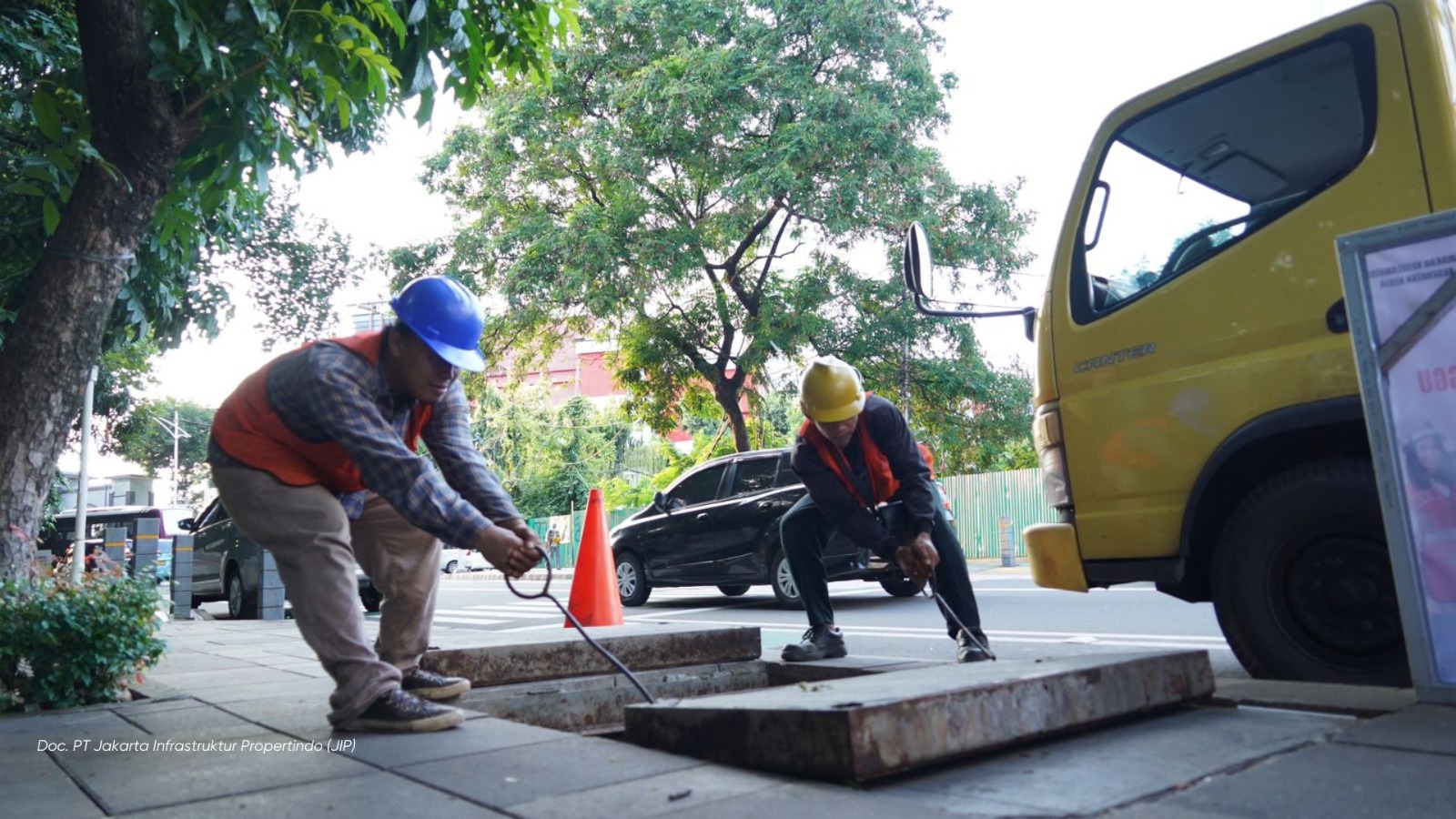 Petugas menarik kabel 