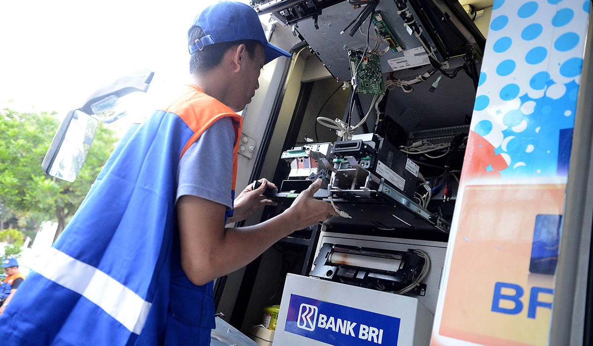 Petugas menyiapkan anjungan tunai mandiri berjalan milik Bank Rakyat Indonesia (BRI) di Palu, Sulawesi Tengah, Selasa (2/10).