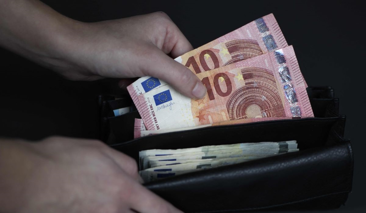 Uang kertas Euro dikeluarkan dari dompet di Dortmund, Jerman bagian barat, pada 27 Januari 2020.