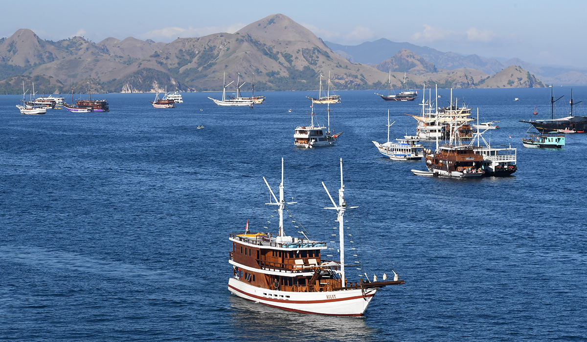 Kapal Pinisi melintas di perairan Labuan Bajo, Kabupaten Manggarai Barat, NTT, Sabtu (23/7/2022).