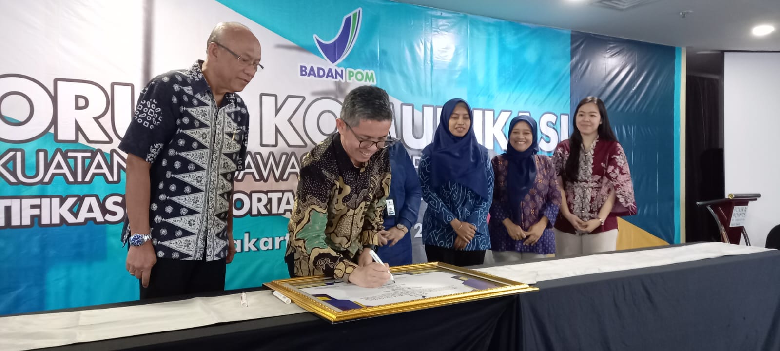 Direktur Pengawasan Kosmetik, Irwan, SSi, Apt, MKM, (kedua dari kiri)