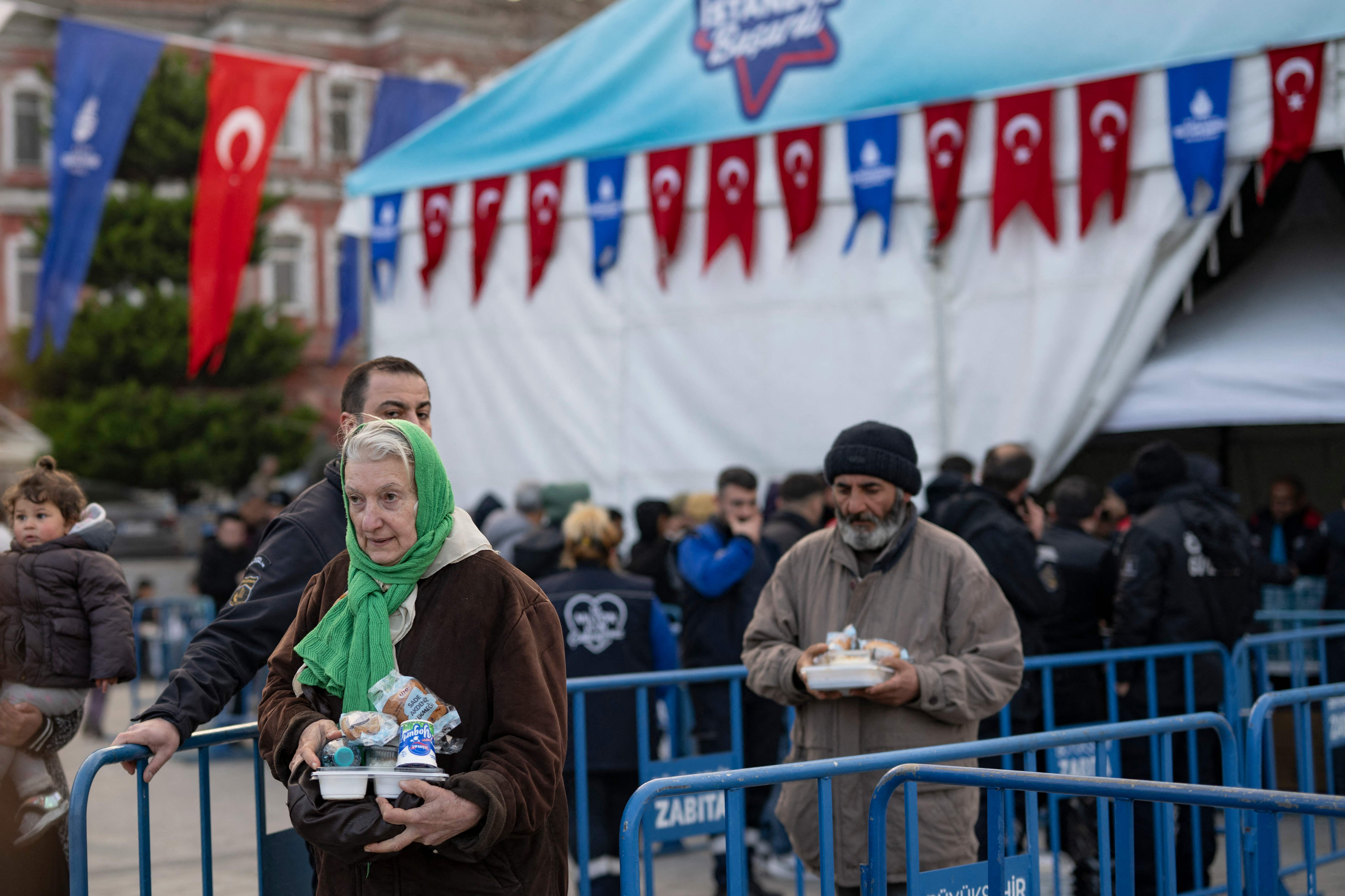 Antre makanan untuk berbuka puasa di Turki