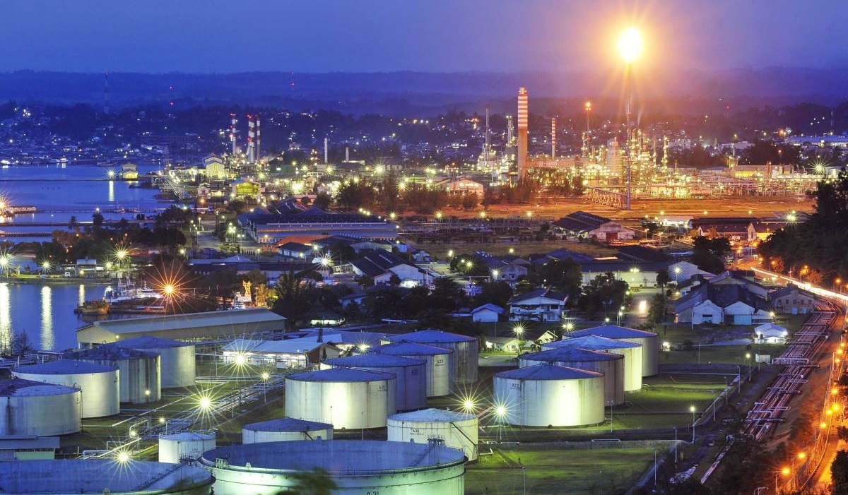 Lokasi pengolahan minyak mentah yang beroperasi di Refinery Unit (RU-5), Balikpapan, Kalimantan Timur, Rabu (24/11).