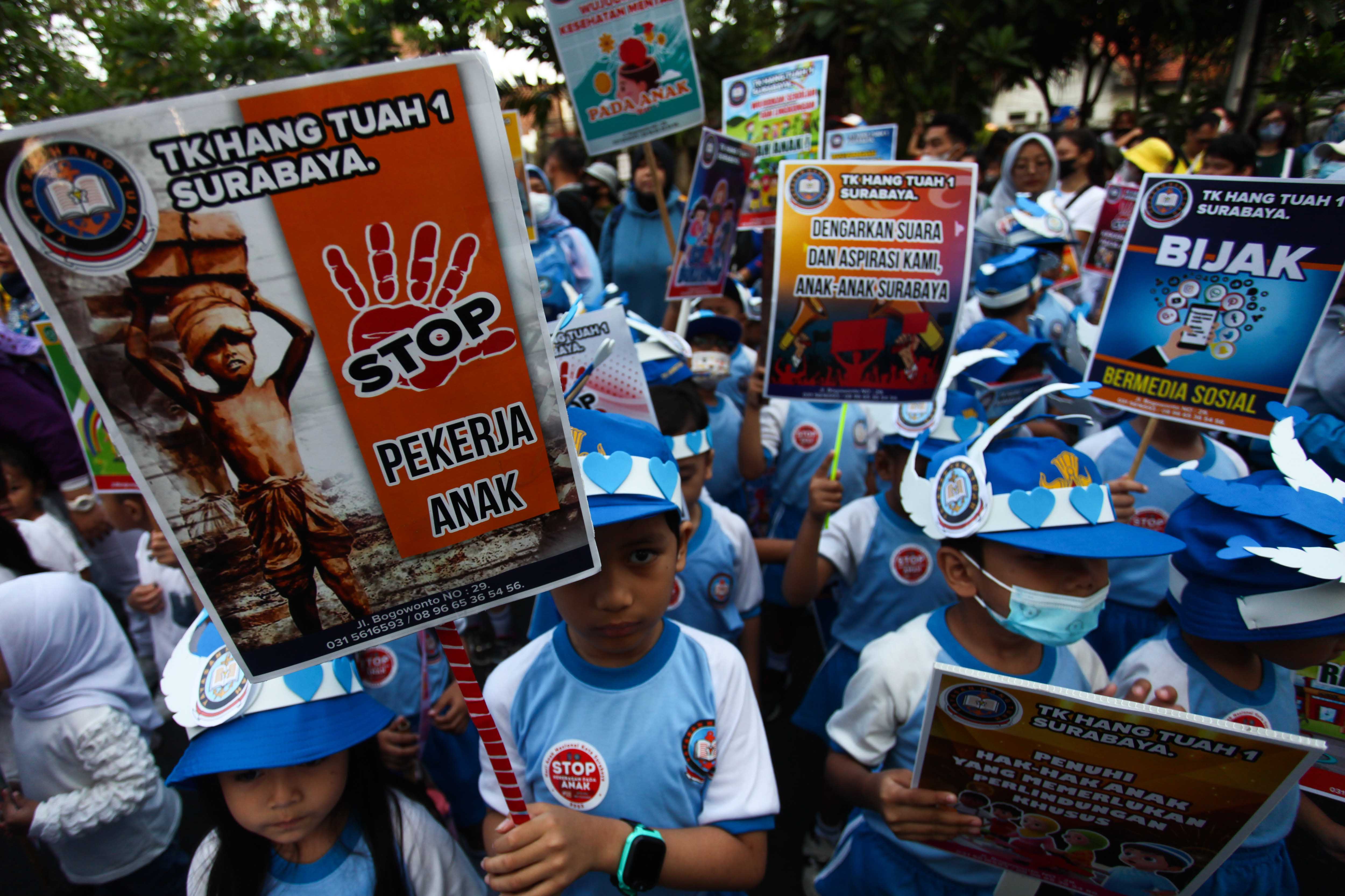 LINGKUNGAN ANAK: Sejumlah anak membentangkan poster saat memperingati HAN di Surabaya.Anak perlu dirlindungai dari pengaruh negatif medsos