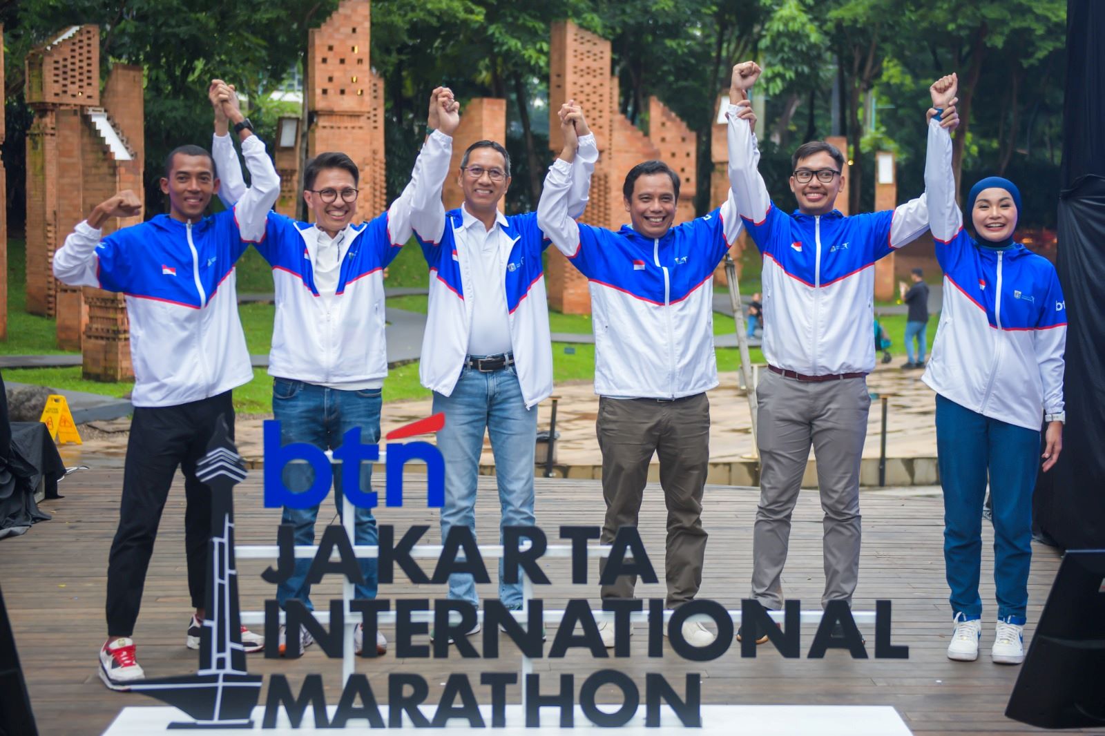 Pj. Gubernur DKI Jakarta Heru Budi Hartono bersama Dirut BTN Nixon LP Napitupulu (ketiga dari kanan) .