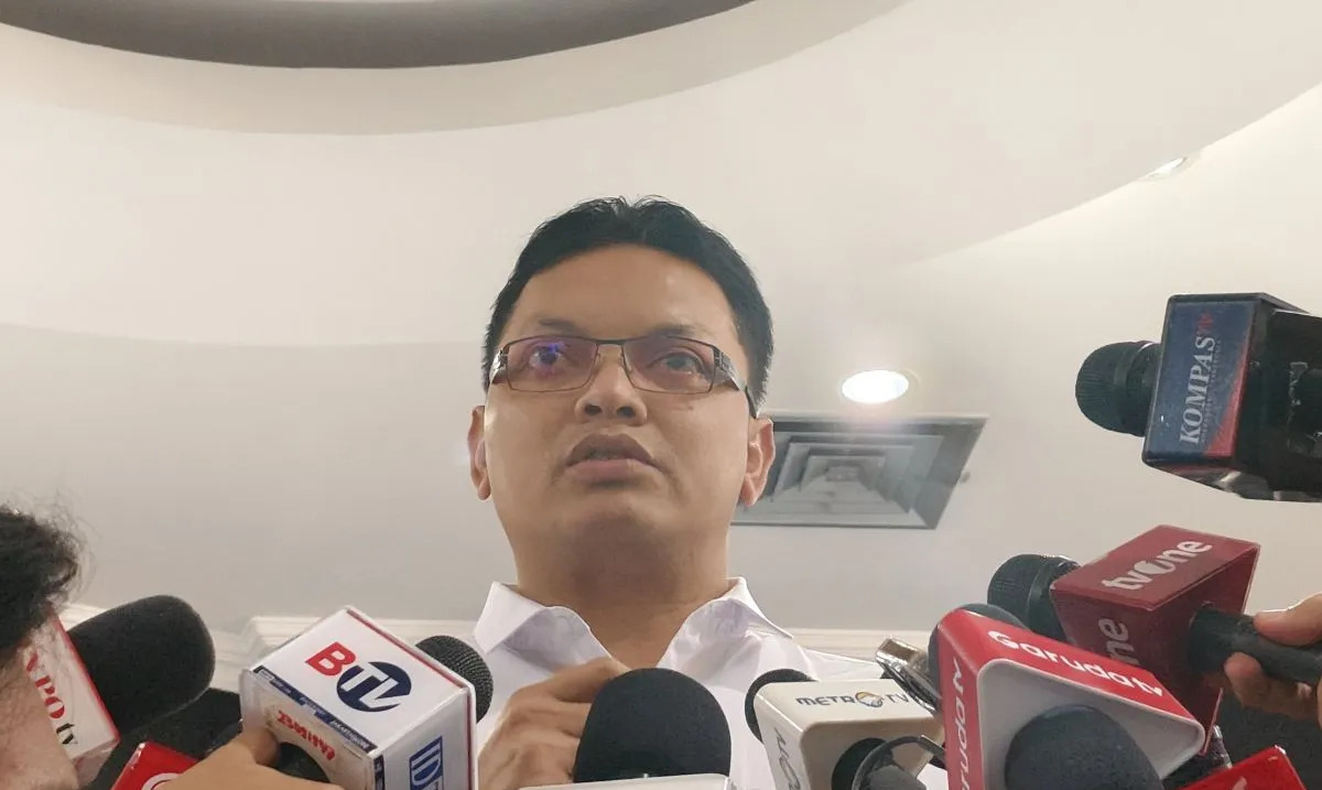 Juru Bicara Mahkamah Konstitusi (MK) Fajar Laksono menjawab pertanyaan awak media di Gedung MK, Jakarta, kemarin.  