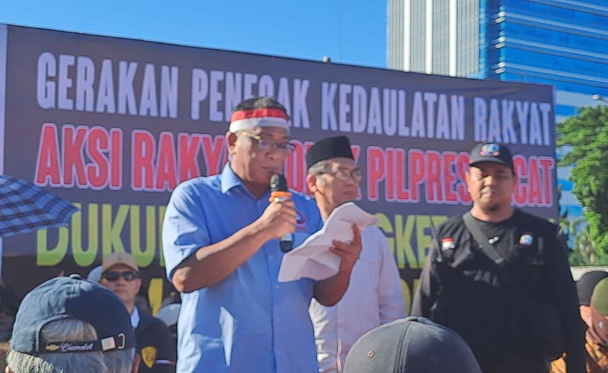 Aksi demonstrasi mendesak hak angket di depan Gedung DPR/MPR, Jakarta.