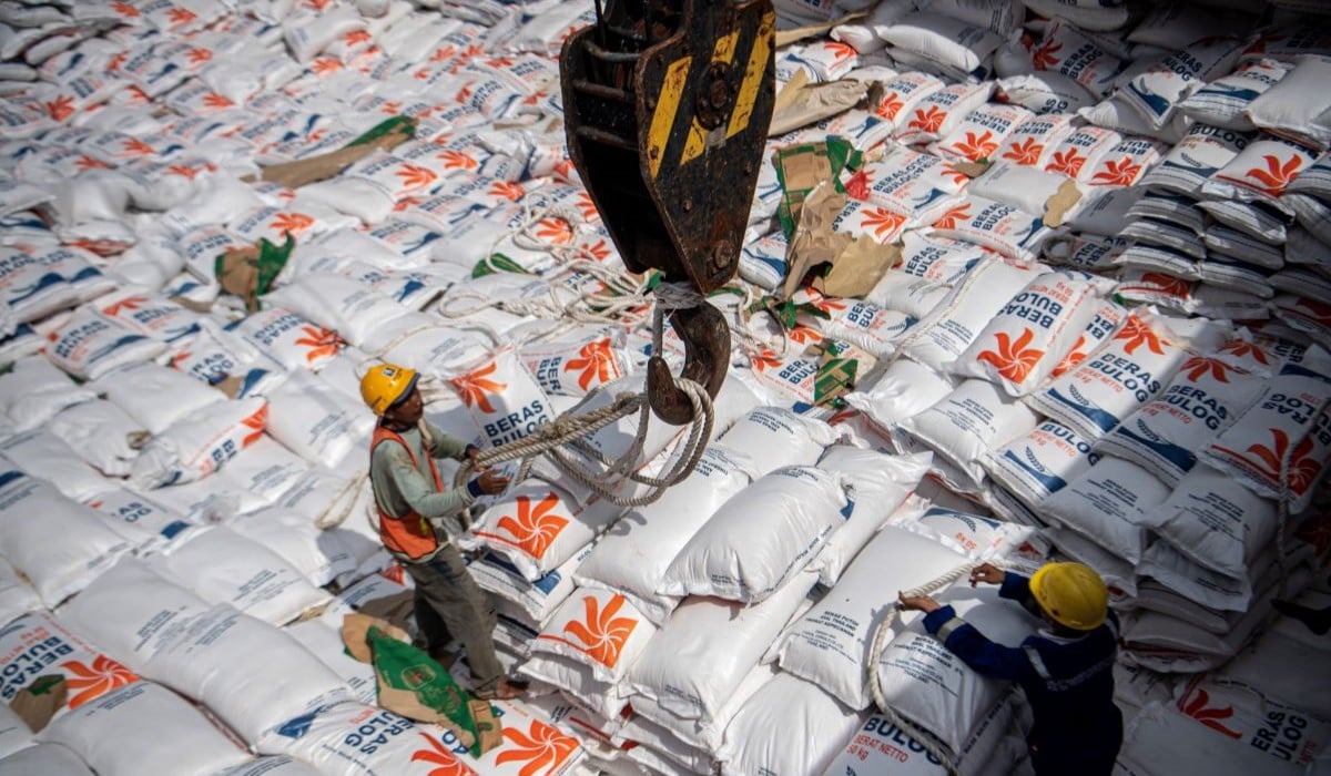 Buruh pelabuhan membongkar beras impor asal Thailand dari kapal kargo di Pelabuhan Boom Baru, Palembang, Sumatera Selatan