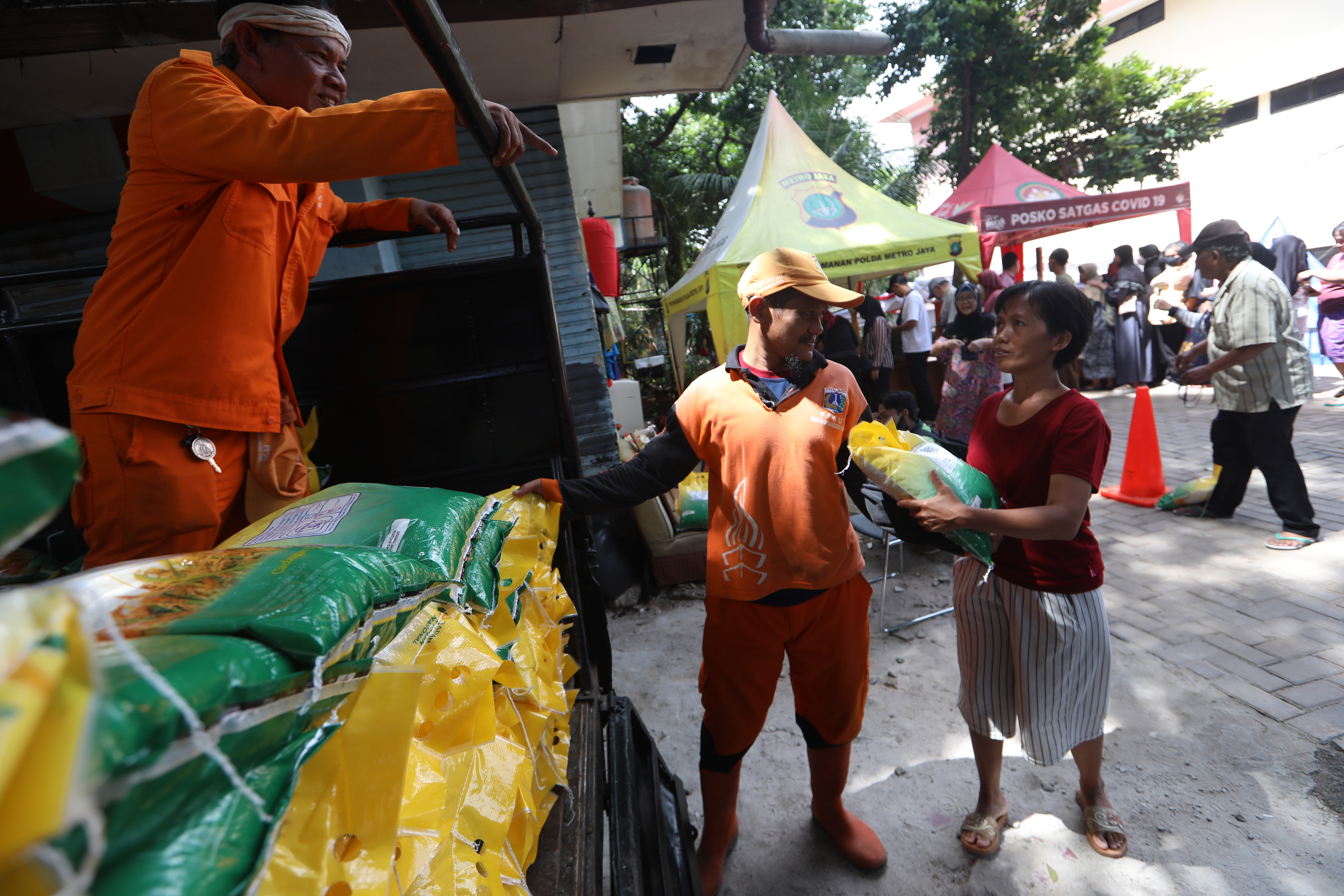 Warga Serbu Bahan Pokok di Pasar Murah 