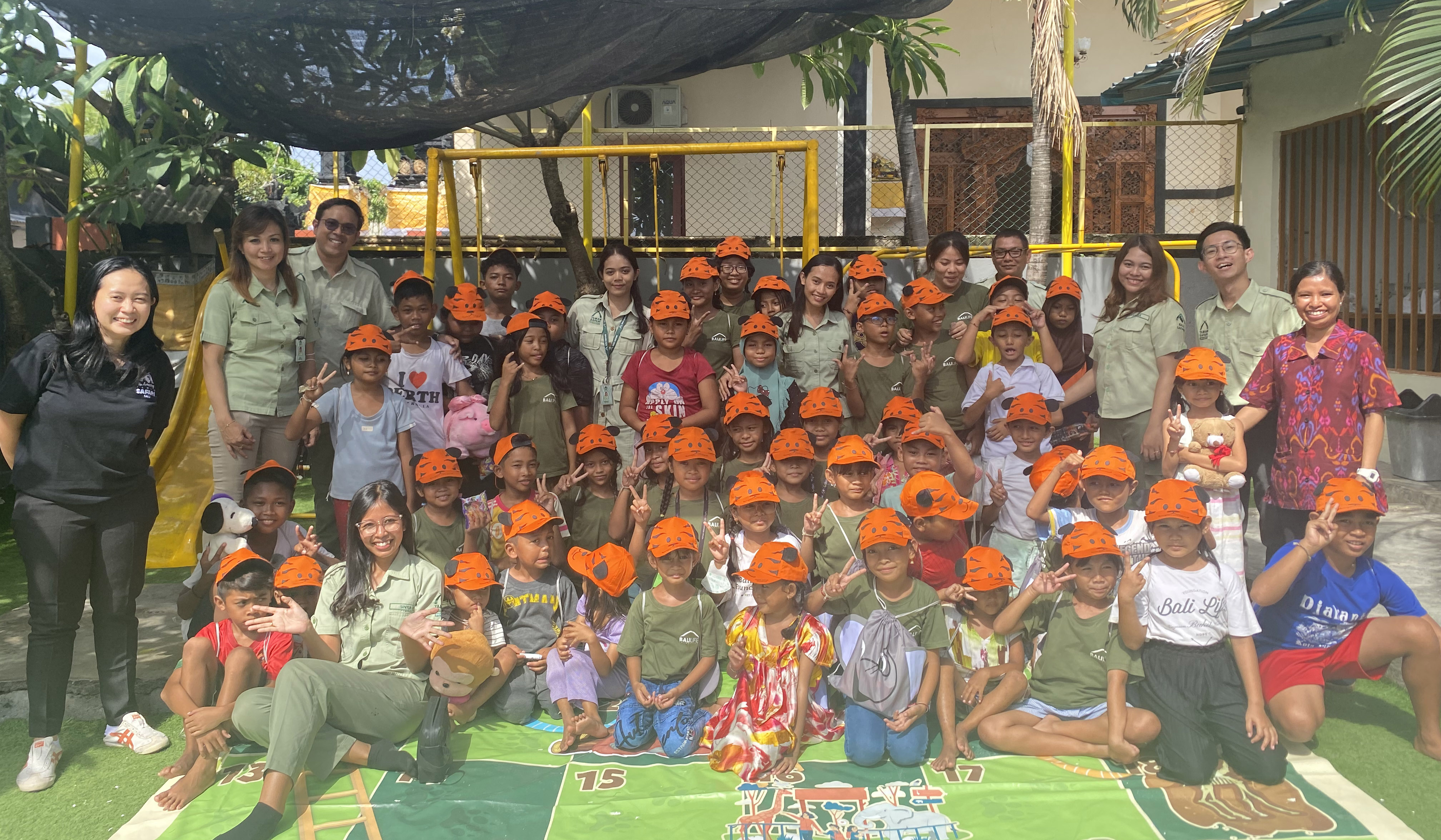 Taman Safari Bali mengunjungi Suwung Community Center pada Selasa (26/3) untuk berbagi keceriaan dan keseruan dengan anak-anak sekolah.