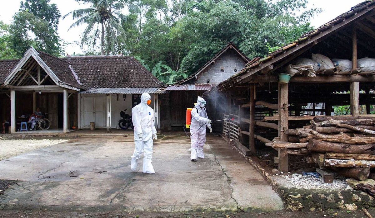 Tim Reaksi Cepat BPBD Gunungkidul melakukan penyemprotan dekontaminasi bakteri antraks.