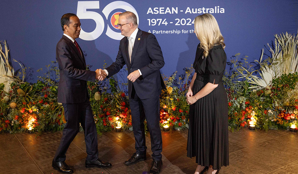 Presiden Jokowi (kiri) bersalaman dengan PM Australia Anthony Albanese (tengah) di sela-sela KTT ASEAN-Australia, Rabu (6/3).
