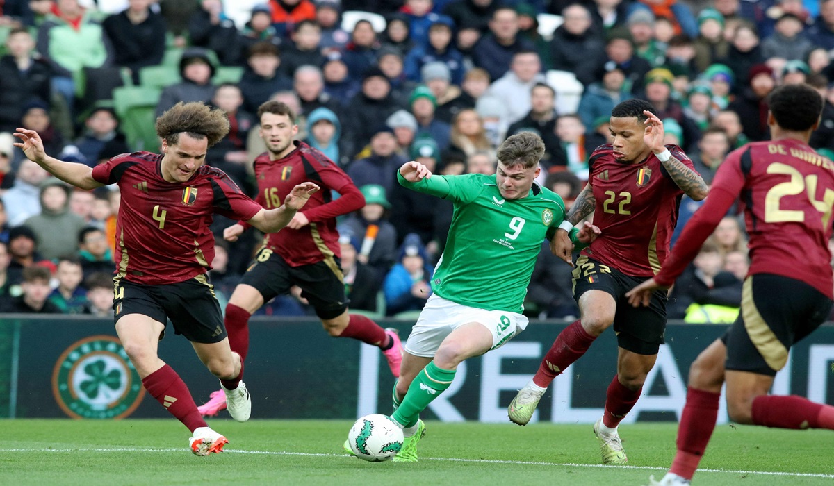 Penyerang Irlandia Evan Ferguson berusaha melewati hadangan pemain Belgia di laga persahabatan.